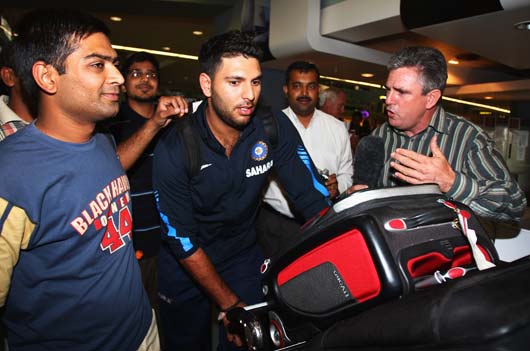 Team India arrives in Mumbai ahead of third Test match