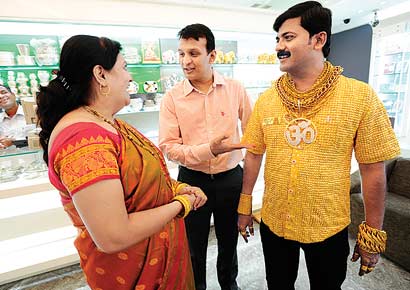 Pune man wears 22-carat gold shirt