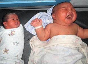 Indonesian woman gives birth to 8.7-kilo baby!