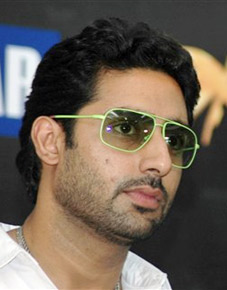 Junior Bachchan to don politician's garb in 'Paa'