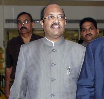 Samajwadi Party accuses Congress of hobnobbing with BSP