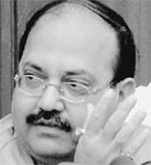 Amar Singh lashes out at Digvijay Singh for his “begging bowl” remark