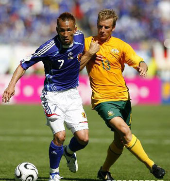 Australia beat Japan to seal top spot in Asian group