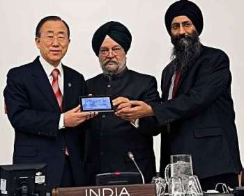 UN Secretary General Ban Ki-Moon unveils Aakash 2 tablet