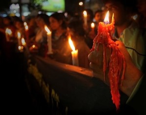 Bhopal gas victims hold candle light vigil on 25th anniversary of holocaust