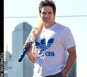 Hodge joins Indian students on cricket pitch to promote harmony