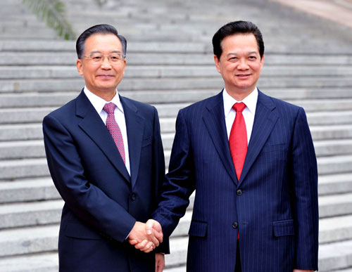China, Vietnam leaders discuss trade and disputed islands 
