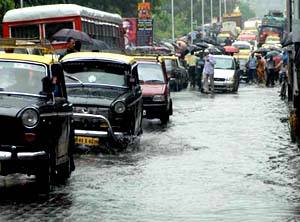 Heavy rains lash Delhi causing long traffic jams