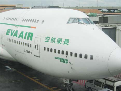 Taiwan pilot fired for videotaping air hostesses in plane toilet 