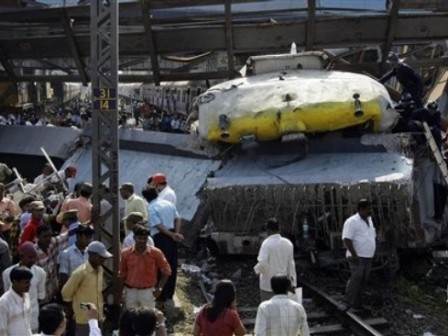 12 hurt as Gandhidham-Bangalore Express derails near Thane