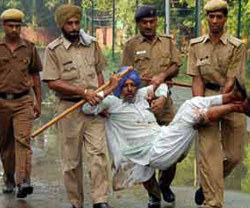 Farmers clash with police in Uttar Pradesh
