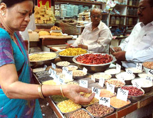 India's annual food inflation rises to 13.7 percent