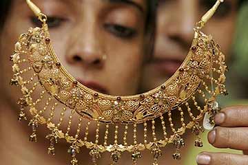 Jewellers offering various incentives to lure buyers