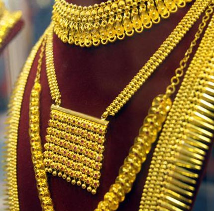 Gold price snaps 4-day gaining streak, falls by Rs 280 to Rs 28,450 per 10 gm