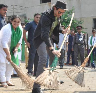 PM Modi lauds Hrithik's 'Swachh Bharat' initiative