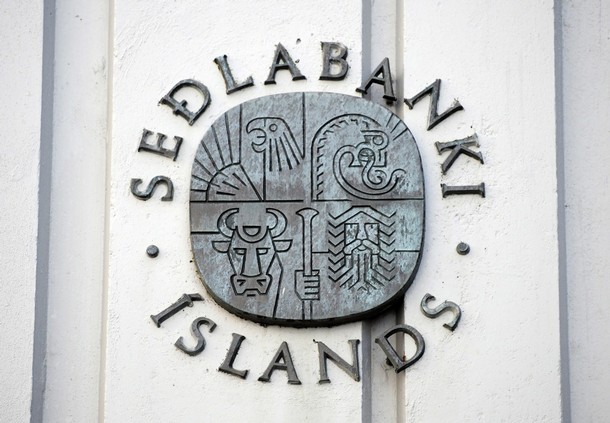 Iceland's central bank lowers interest rate 
