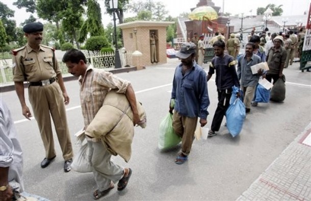 Pak hands over 99 Indian prisoners