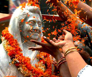 Nation pays homage to Indira Gandhi on birth anniversary