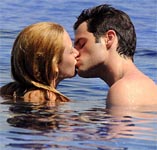 Aniston, Mayer ‘caught’ kissing