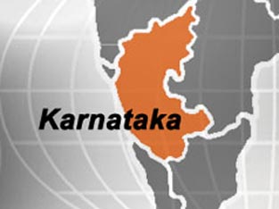 Flood-hit farmers protest outside Karnataka Assembly