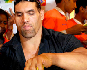 Wrestler Khali calls Tendulkar 'India's pride'