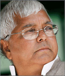 Indefatigable Lalu campaigns on fractured leg in Jharkhand