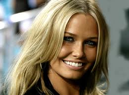 Lara Bingle ‘steals’ Sophie Monk’s thunder at Sydney airport