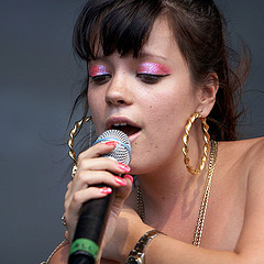  Lily Allen gives treasure hunt treat to fans