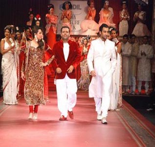 Bollywood stars descend at Manav Gangwani's show