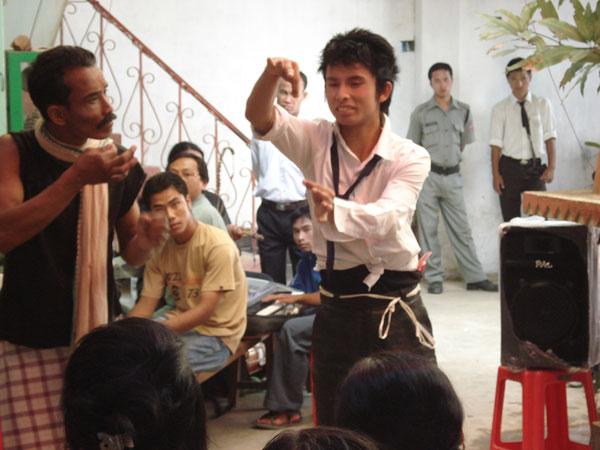 Manipuri artists present mime on situation in state