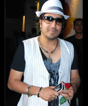 Mika Singh Makes Kapil Dev Paaji Rock To His Tunes!