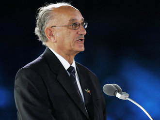 Mike Fennell caught napping during Commonwealth Games presentation