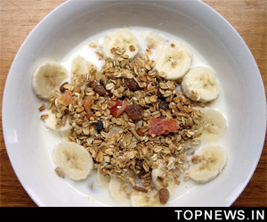 Get slim with a breakfast of muesli with milk, tinned peaches and yoghurt