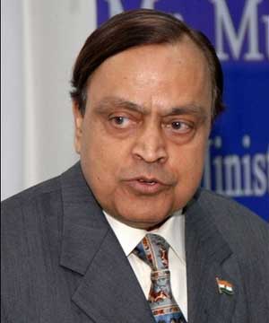 Petroleum Minister says that Government is trying to retain oil prices - Murli-Deora1