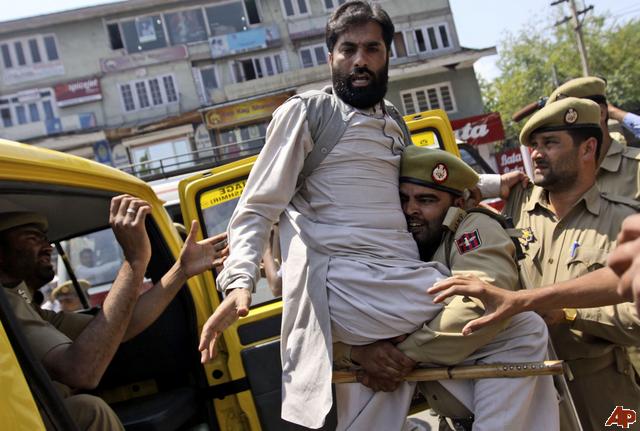  Violent protests erupt after Friday prayers in Srinagar