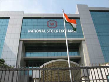 Sensex rangebound; realty, banking stocks rally