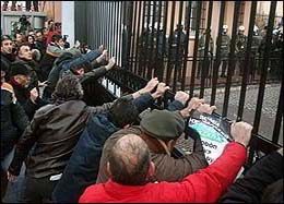 Piraeus port workers strike over Chinese takeover