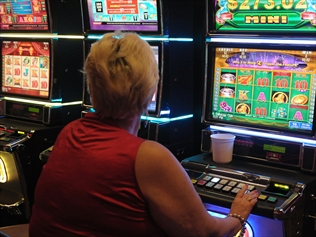 Shareholders vote against restricting Woolworths poker machines