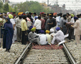 Protesters stop Amritsar-Delhi Shatabdi Express in Ludhiana