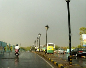 Rain and mist bring winter chill to Delhi