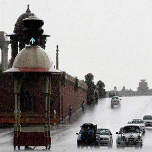 Rains and hailstorm lash Delhi NCR, heavy snowfall in Himachal 