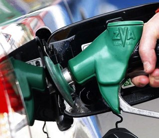 Retail Petrol prices falls 4c a litre