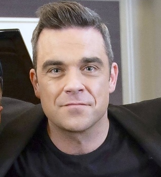 Robbie Williams signs fan's bottom