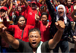 Royalists protest in Thai capital against fugitive prime minister