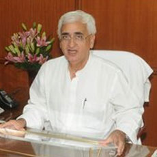 Salman Khurshid assures Maytas’ NRIs investors of government help