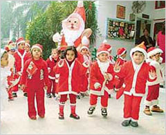 School kids dress up as Santa Claus to create a record