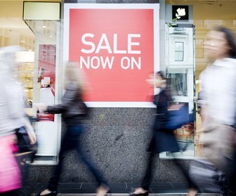 UK retailers begin summer sales