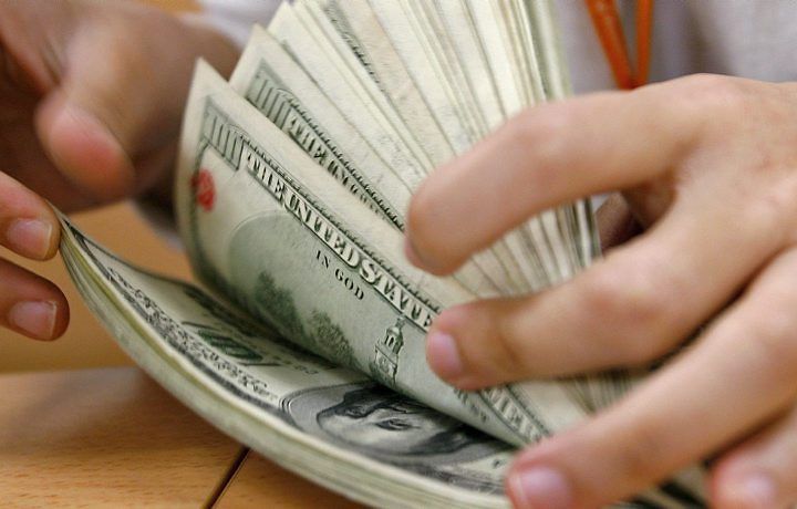 US dollar rises against major currencies on Monday