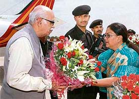  Vasundhara Raje hands over resignation to Advani