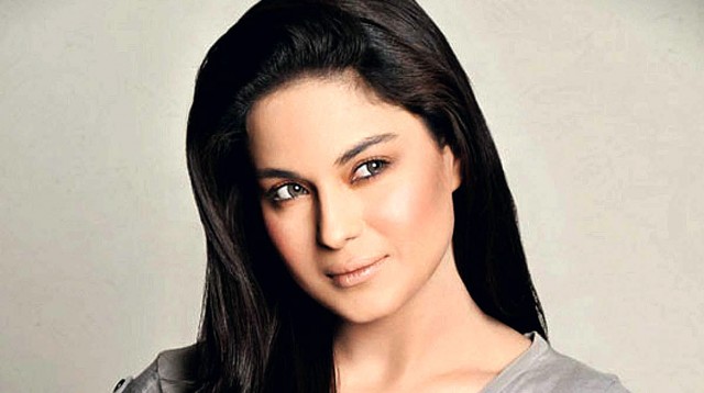 Bigg Boss 4: Veena Malik Caught In A Passionate Liplock